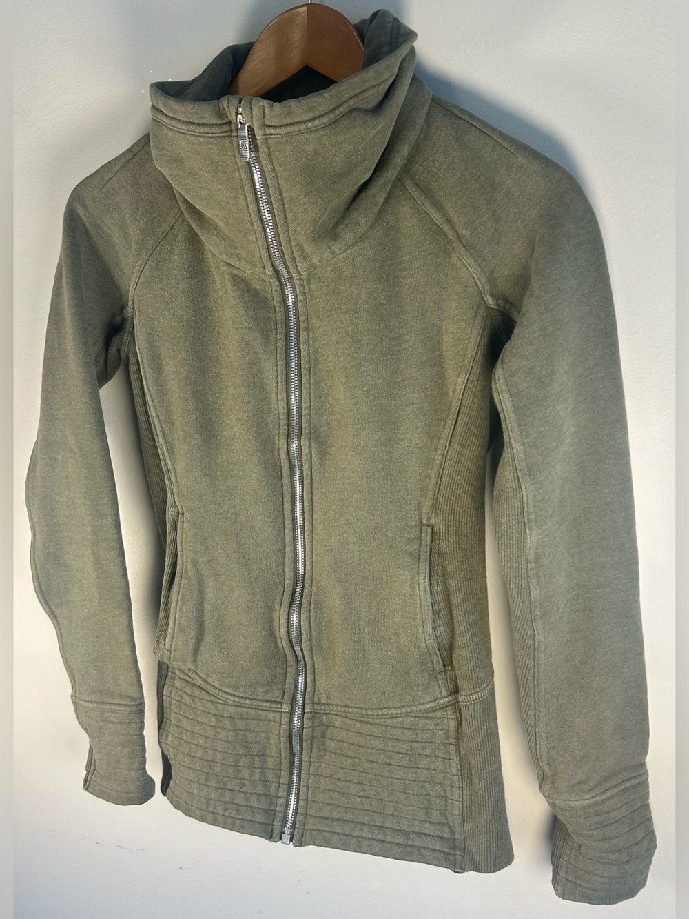Lululemon Radiant Jacket II Size 2 Women’s Green Full Zip Sweater Thumbholes EUC - Picture 3 of 10